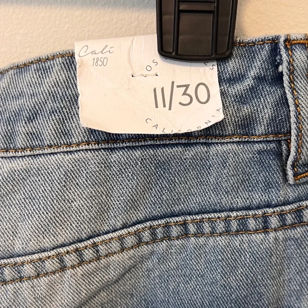 Cali 1850 Womens Distressed Denim Bermuda Shorts Light Wash Size 11/30 NWT